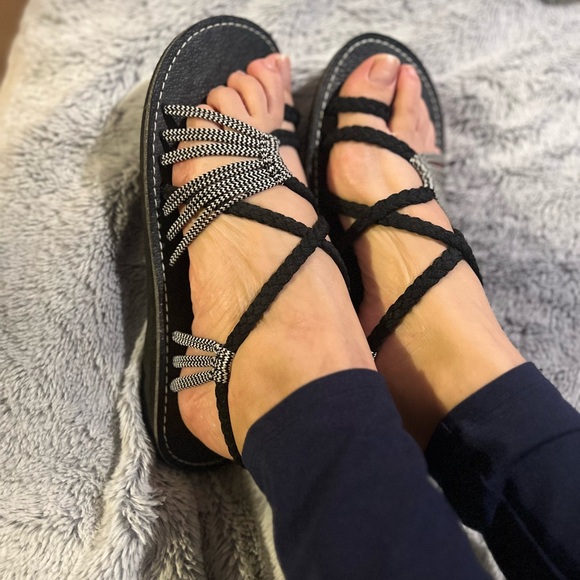 NEW Plaka Flat Sandals for Women Palm Leaf Black Zebra 10 - Picture 1 of 7